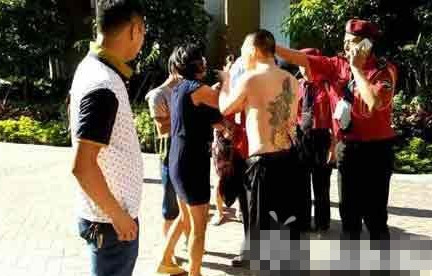 [视频]女业主被保安当众扒裤暴打 邻居：这里治安很差(图)