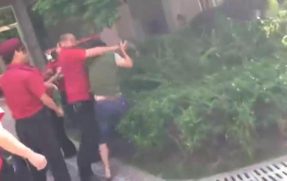 [视频]女业主被保安当众扒裤暴打 邻居：这里治安很差(图)