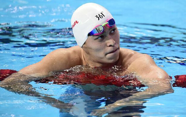 [视频]1500米自由泳孙杨身体不适退赛 解说哽咽喊心疼