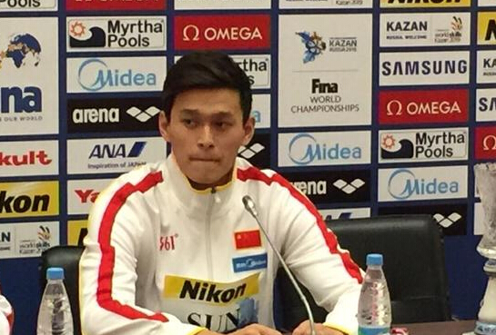 [视频]1500米自由泳孙杨身体不适退赛 解说哽咽喊心疼