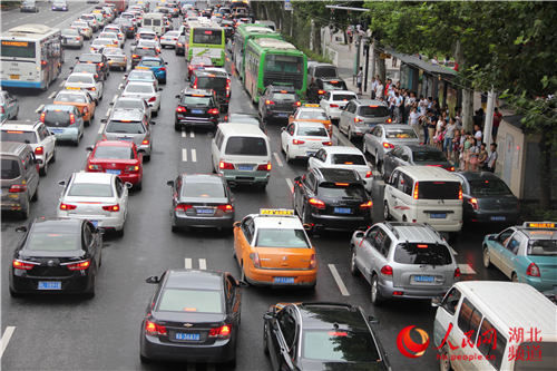 [视频]武汉出租车开车散步抗议专车 致部分路段瘫痪