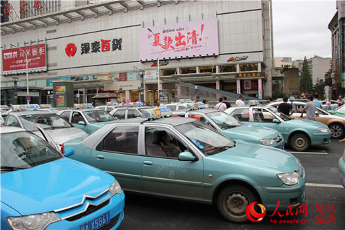 [视频]武汉出租车开车散步抗议专车 致部分路段瘫痪