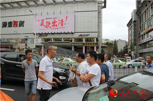 [视频]武汉出租车开车散步抗议专车 致部分路段瘫痪