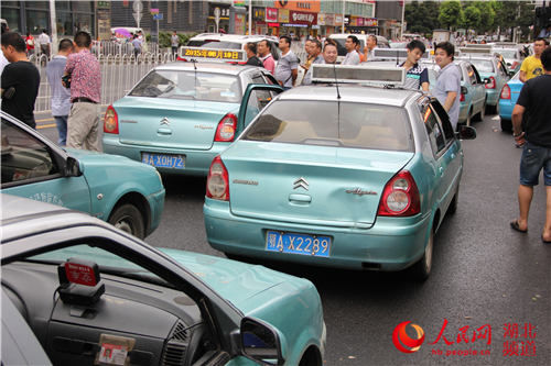 [视频]武汉出租车开车散步抗议专车 致部分路段瘫痪