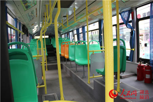 [视频]武汉出租车开车散步抗议专车 致部分路段瘫痪