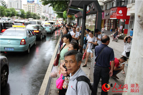 [视频]武汉出租车开车散步抗议专车 致部分路段瘫痪
