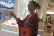 [视频]王菲穿宽袍平底鞋巴黎购物 近照露大肚疑已怀孕