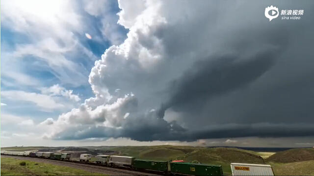 [视频]7万张龙卷风闪电等照片合成大片 画面绝美震撼