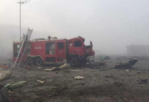 [视频]实拍天津爆炸最核心现场 随处可见消防帽