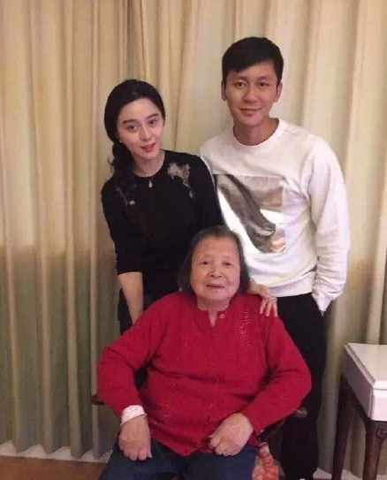 [视频]李晨奶奶追悼会 范冰冰被视为李家准儿媳