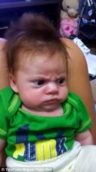 [视频]宝宝天生恼怒脸 严肃表情逗翻网友