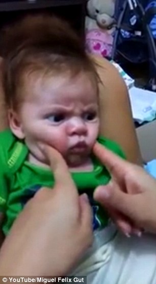 [视频]宝宝天生恼怒脸 严肃表情逗翻网友