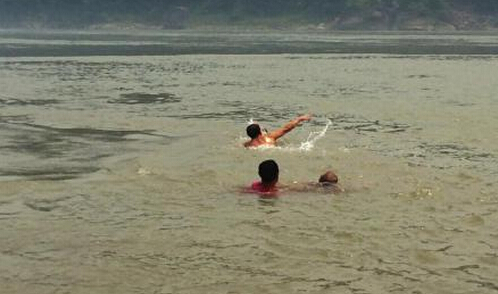 [视频]五人搏命接力营救落水女孩 家属未道谢扬长而去