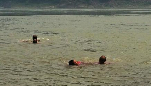 [视频]五人搏命接力营救落水女孩 家属未道谢扬长而去