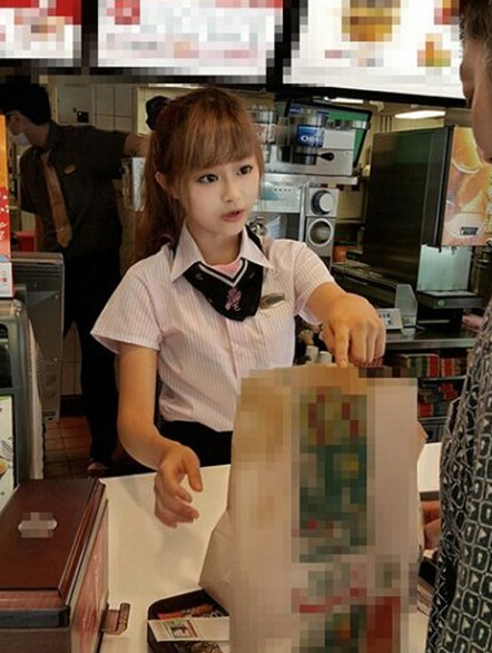 [视频]台湾麦当劳最萌女店员走红 粉丝买快餐只为看一眼