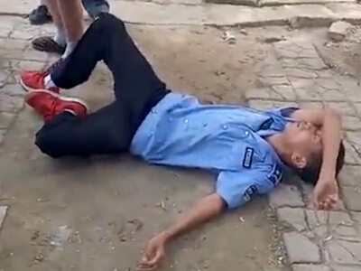 [视频]实拍城管倒地碰瓷执法 欲吓走顽固摊贩