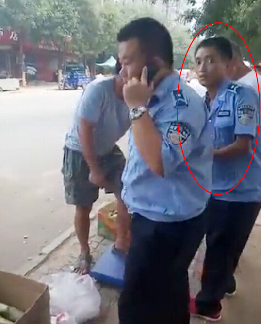 [视频]实拍城管倒地碰瓷执法 欲吓走顽固摊贩