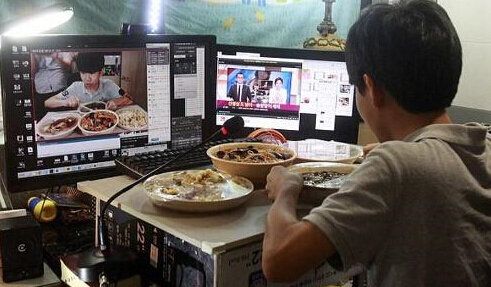 [视频]韩国14岁少年网络直播吃饭 每天挣上万元
