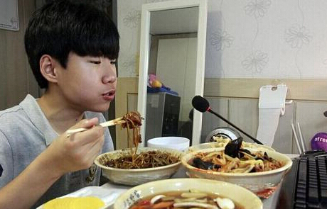[视频]韩国14岁少年网络直播吃饭 每天挣上万元
