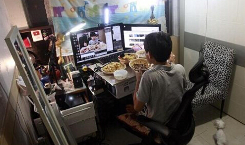 [视频]韩国14岁少年网络直播吃饭 每天挣上万元