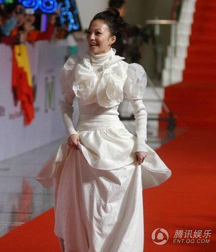 [视频]女星雷人红毯旧照：蒋欣似中毒 袁姗姗头戴假蛇