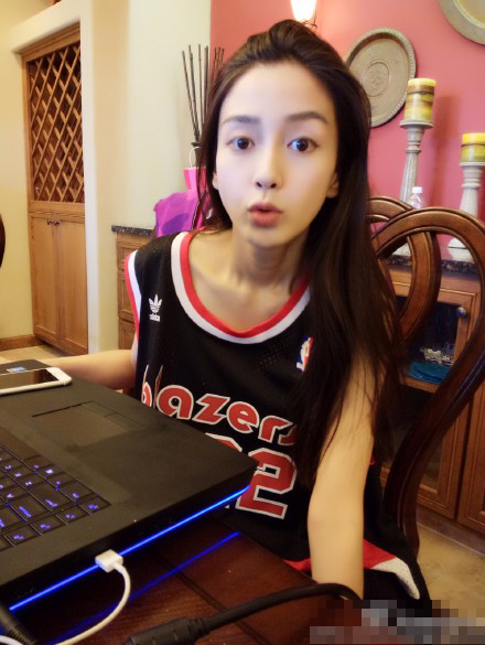[视频]angelababy晒穿篮球衣自拍照 被网友质疑已怀孕