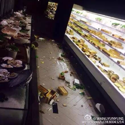 [视频]监控：服务员与女顾客起争执 将热汤浇其头上