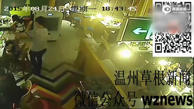 [视频]监控：服务员与女顾客起争执 将热汤浇其头上