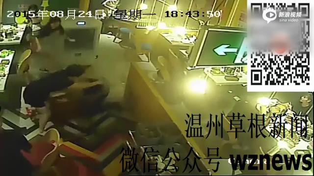 [视频]监控：服务员与女顾客起争执 将热汤浇其头上