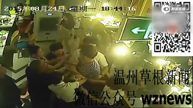 [视频]监控：服务员与女顾客起争执 将热汤浇其头上