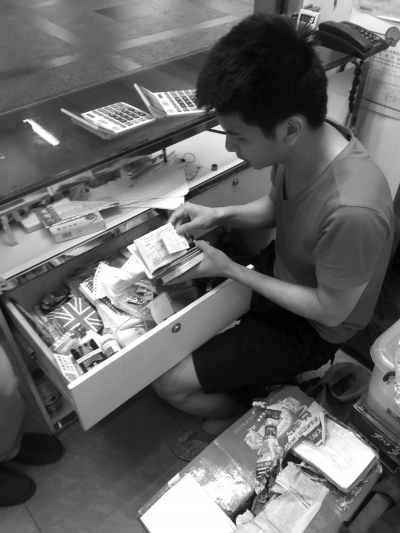 [视频]港商遭银行行长骗800万 牵出120亿地下钱庄案