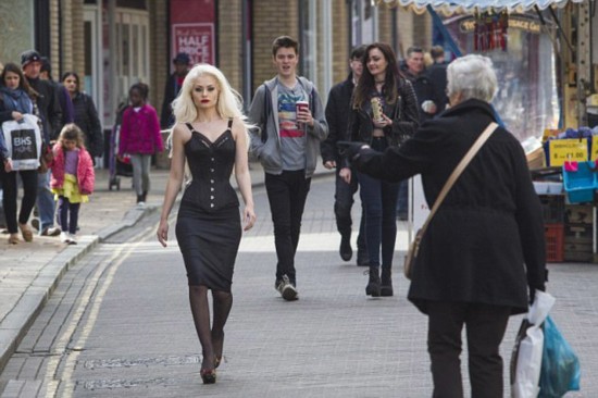 [视频]英国20岁模特每天束身6小时致内脏受损(图)