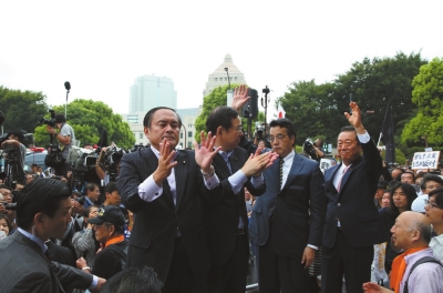 [视频]百万日本民众抗议安保法案 高喊安倍给我住手