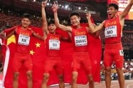 [视频]中国队男子4x100米接力获银牌 取得历史性突破
