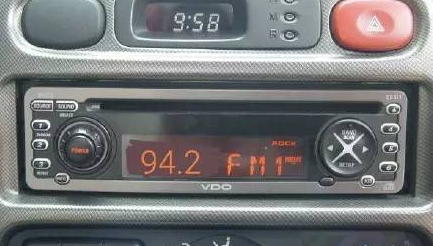 [视频]黑车用收音机冒充计价器：调频FM94.2收95元