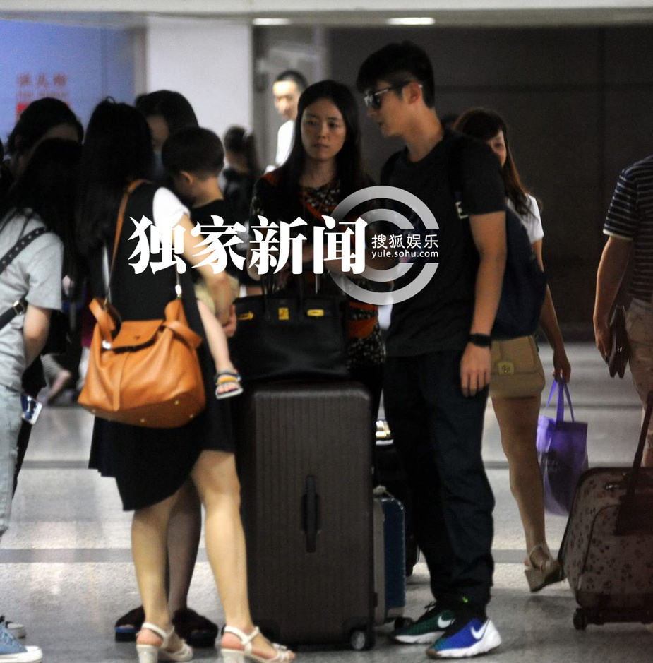 [视频]霍思燕一家三口现身高铁 嗯哼被认出索求合影