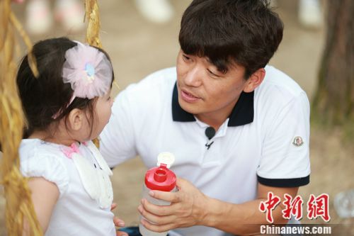 [视频]王宝强带女儿上《爸爸3》被恶作剧