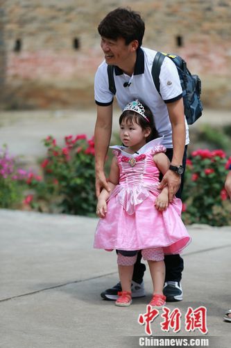 [视频]王宝强带女儿上《爸爸3》被恶作剧