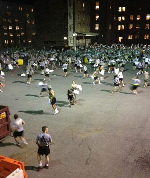 [视频]美西点军校枕头大战变群架 24人被打成脑震荡