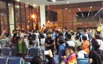 [视频]中国游客大闹曼谷机场 究竟为了什么