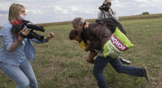 [视频]抱孩难民越境遭追捕 女记者伸脚将其绊倒