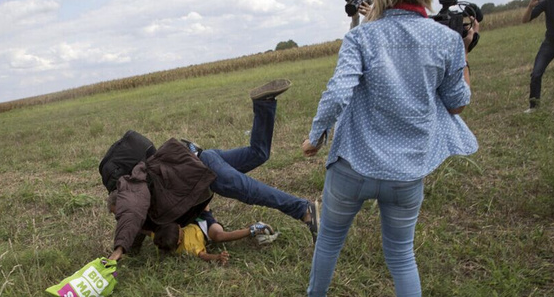 [视频]抱孩难民越境遭追捕 女记者伸脚将其绊倒