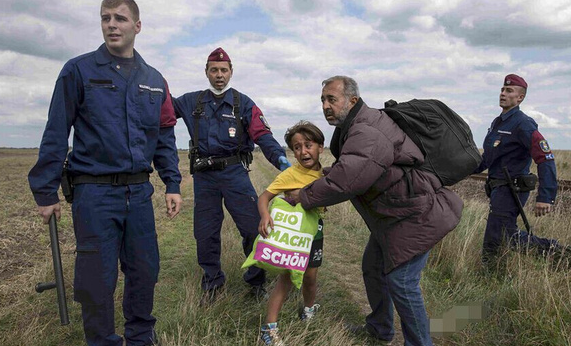 [视频]抱孩难民越境遭追捕 女记者伸脚将其绊倒