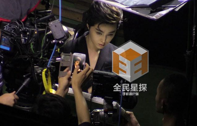 [视频]范冰冰片场妩媚妖娆 与李晨大方牵手拥抱