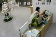 [视频]监控：白衣女偷遍上海五大商圈被抓 2秒偷手机