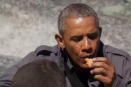 [视频]奥巴马参加《荒野求生》  吃鲑鱼肉(图)