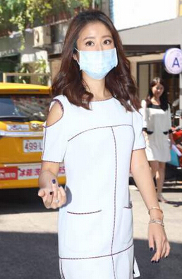 [视频]39岁林心如上厕所跌倒 下巴被摔凹缝10针