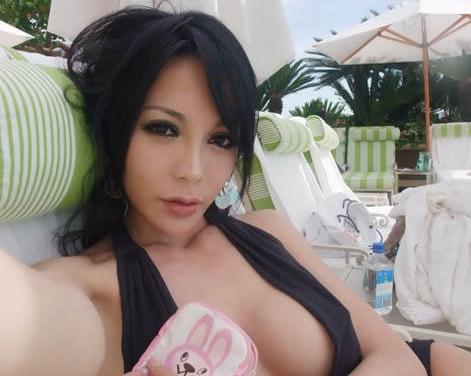 [视频]前选美皇后半裸照曝光 脸部僵硬似蛇精男