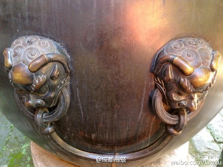 [视频]故宫300年铜缸遭人画心刻字秀恩爱 网友热议