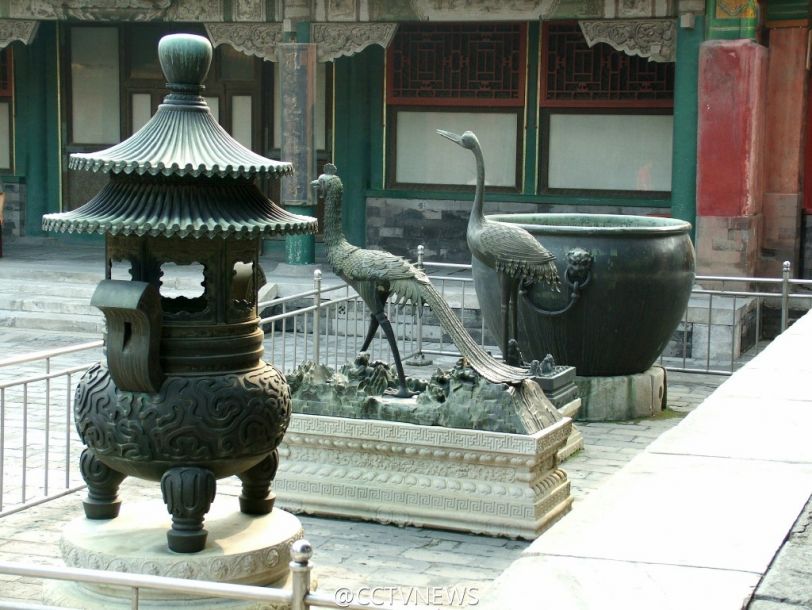 [视频]故宫300年铜缸遭人画心刻字秀恩爱 网友热议